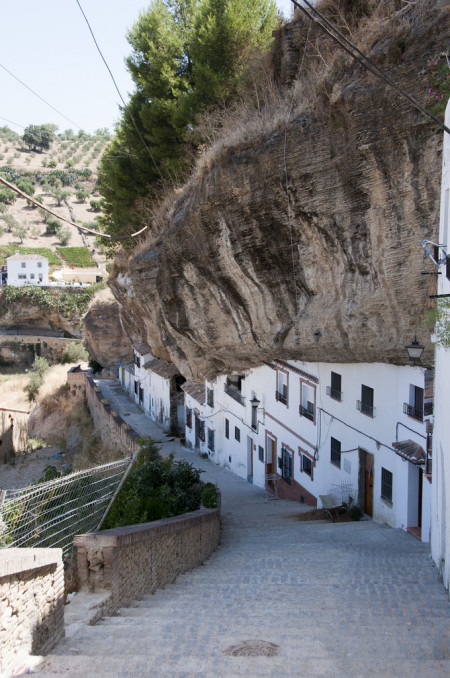 Sometimes it makes sense not to establish a settlement atop a gorge but to mould one’s buildings along it instead. https://www.kuriositas.com/2010/09/setenil-de-las-bodegas-spanish-town.h So it is in Andalucia where the incredible town of Setenil de las Bodegas which has its modern roots in the fifteenth century although there is evidence of habitation for millennia before that. via kuriositas.com